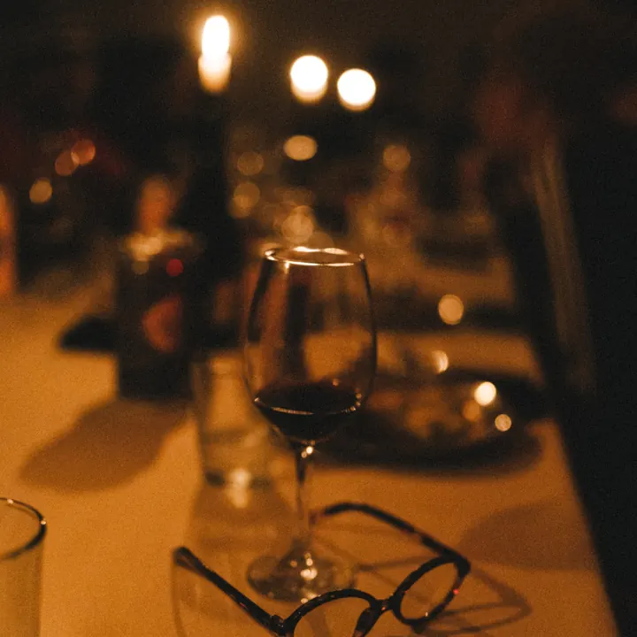 Copas y velas en la mesa