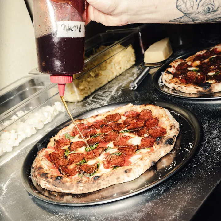Salsa picante sobre pepperoni