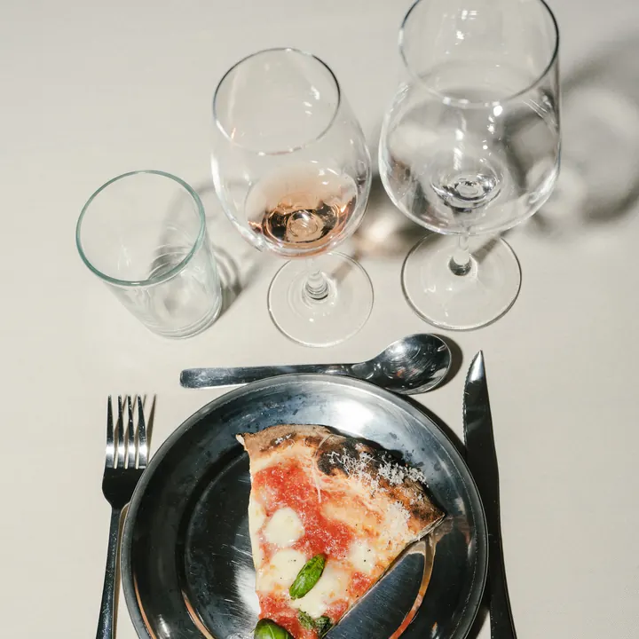 Porción de pizza en la mesa