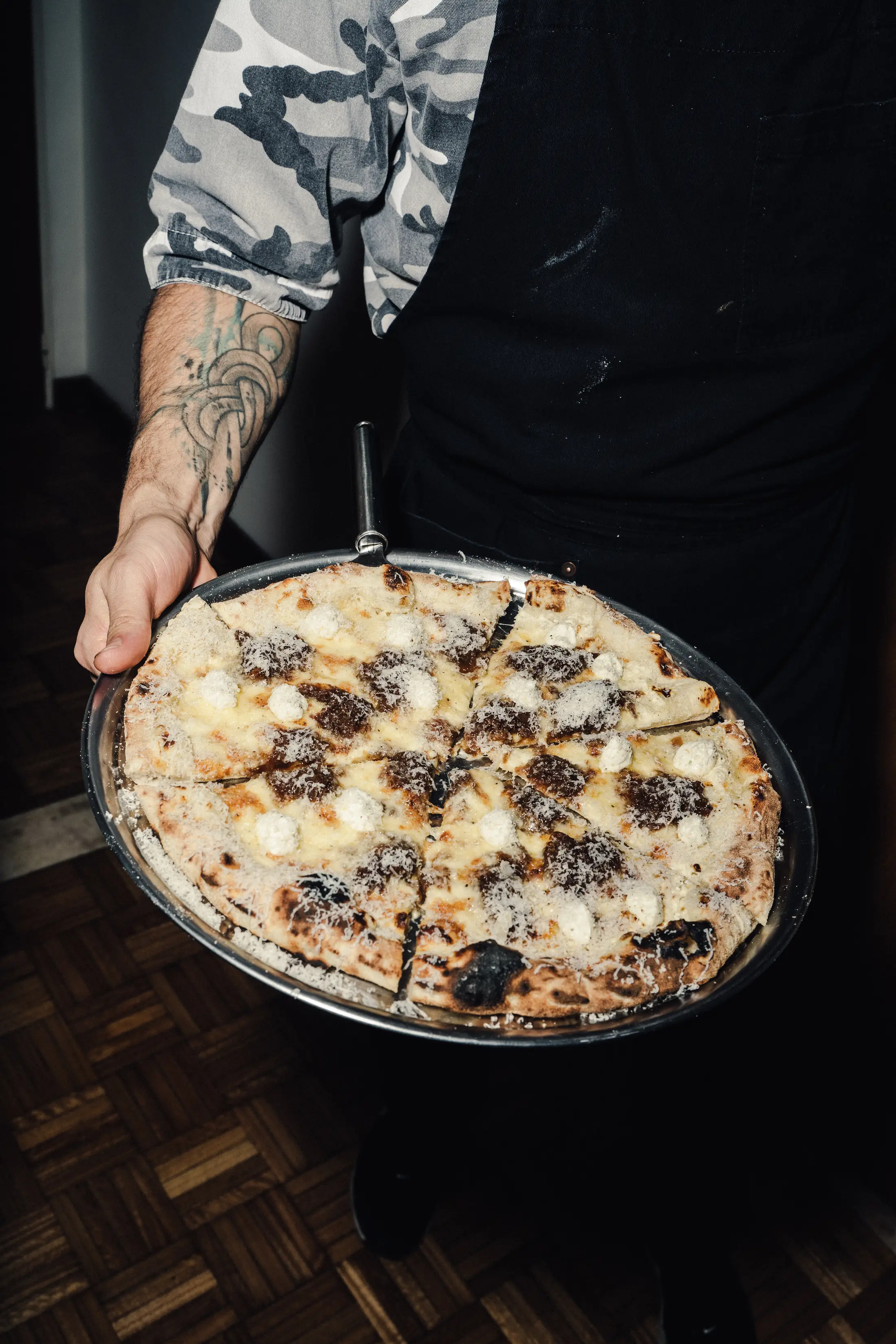 Pizza blanca recién cortada en bandeja de metal