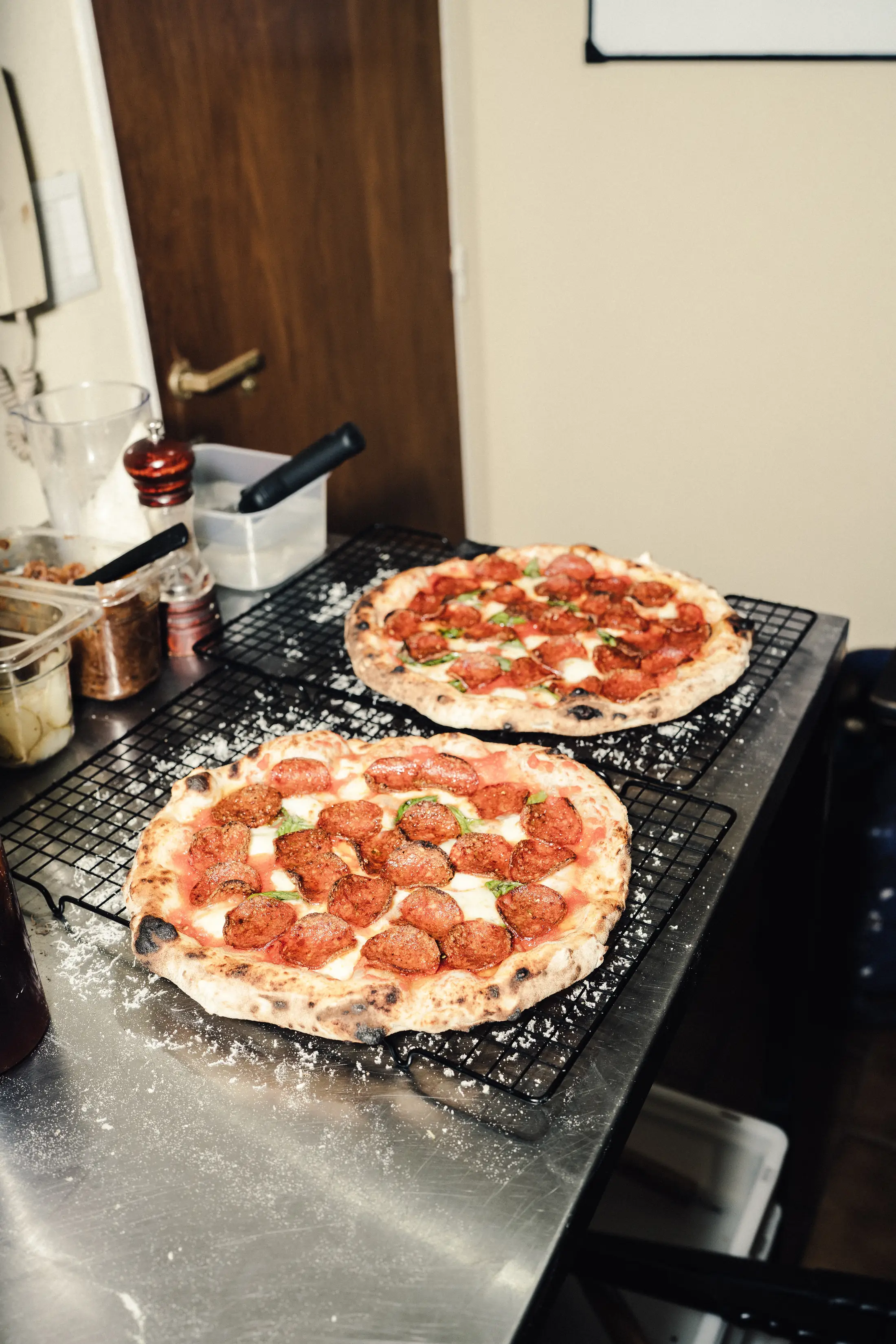Pizzas de pepperoni recién salidas del horno
