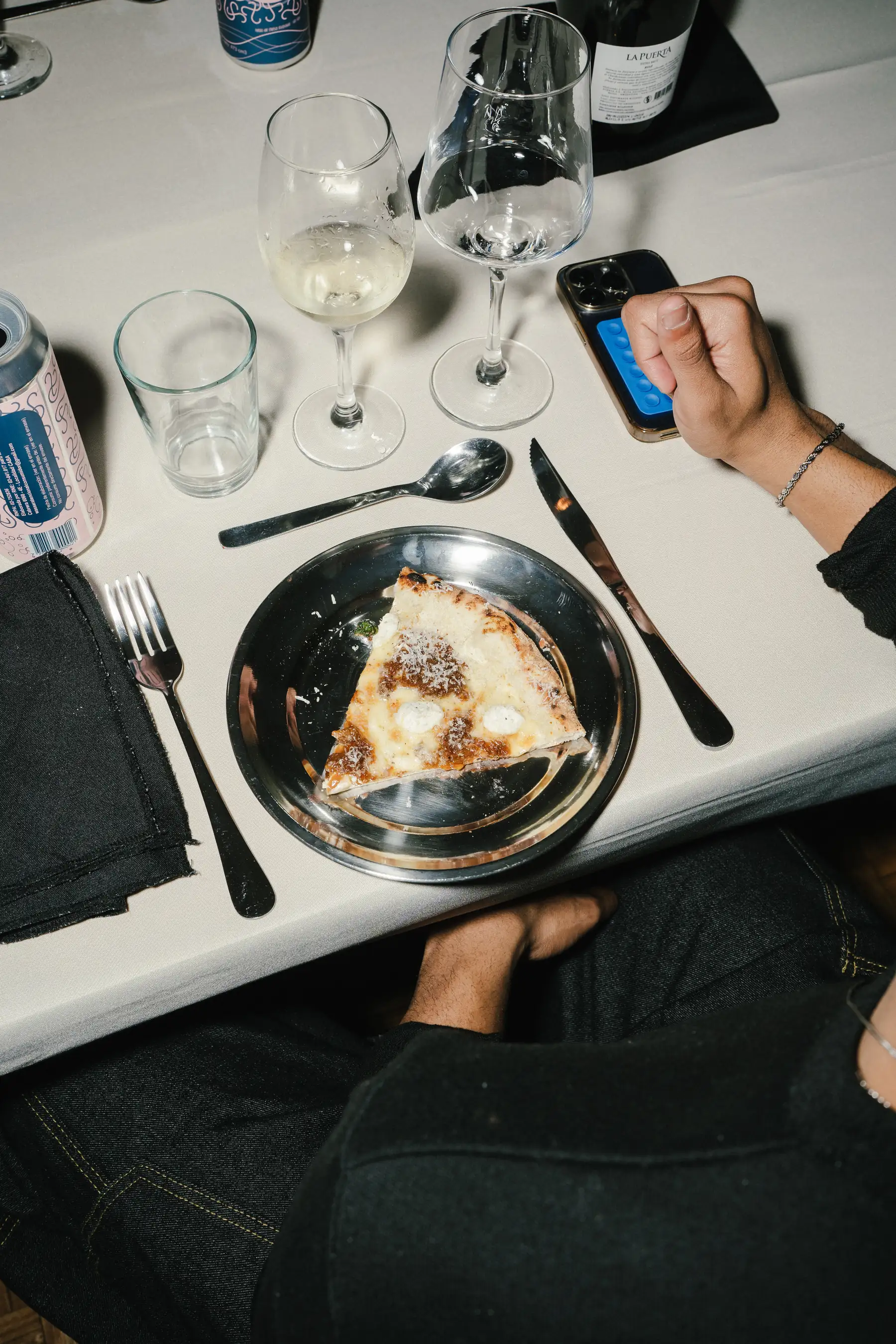 Porción de pizza blanca servida en la mesa